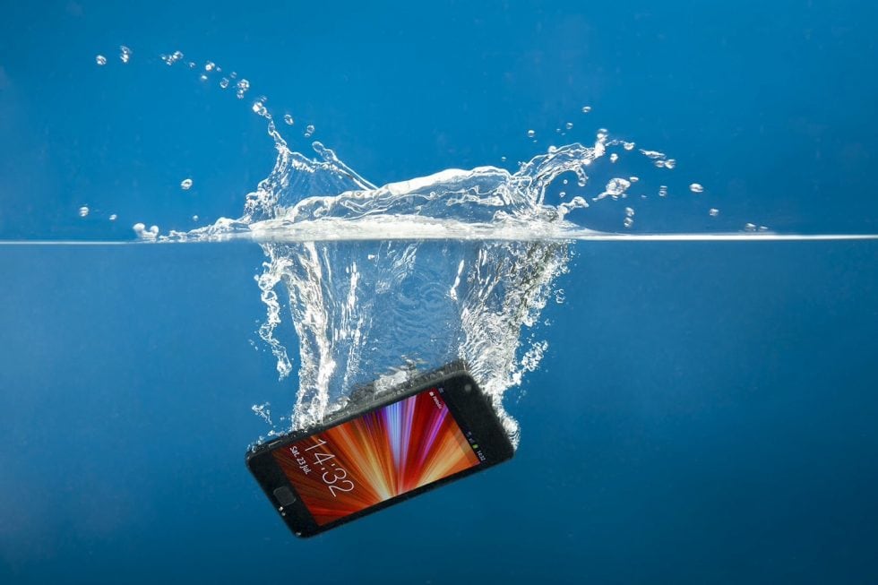 smartphone-tombe-a-l'eau